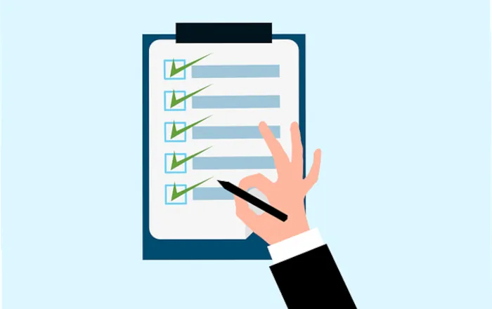 Personne inspectant un chantier de calorifugeage avec une checklist